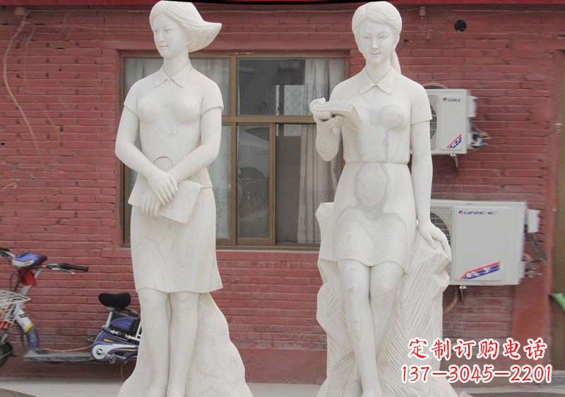 信阳校园拿书本的学生石雕