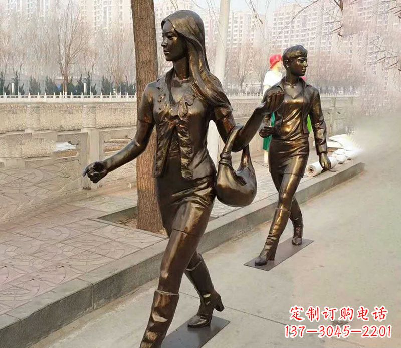信阳行走的女人街边人物铜雕