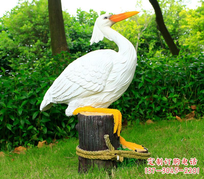 信阳一男一女抱一只鸽子雕像