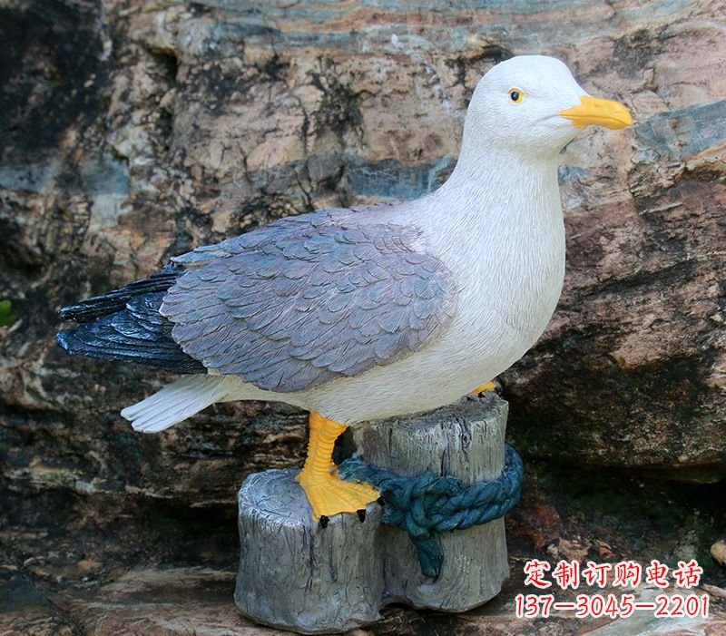 信阳一手托鸽子 一手拿书本的雕塑像