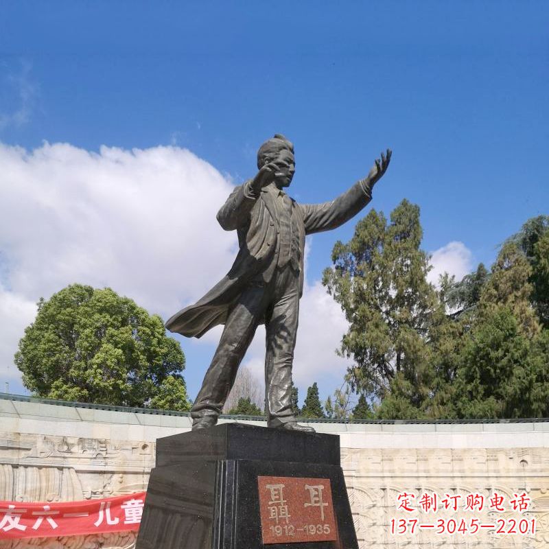 信阳音乐家聂耳公园广场雕像