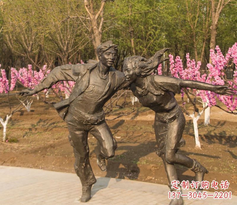 信阳游玩的情侣铜雕