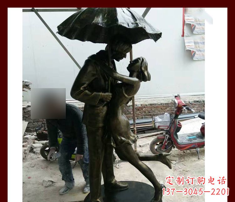 信阳雨伞下拥抱的情侣铜雕