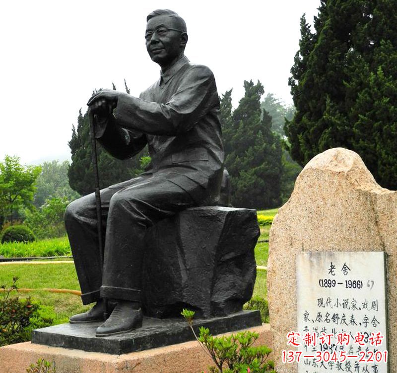 信阳中国现代著名小说家老舍铜雕像
