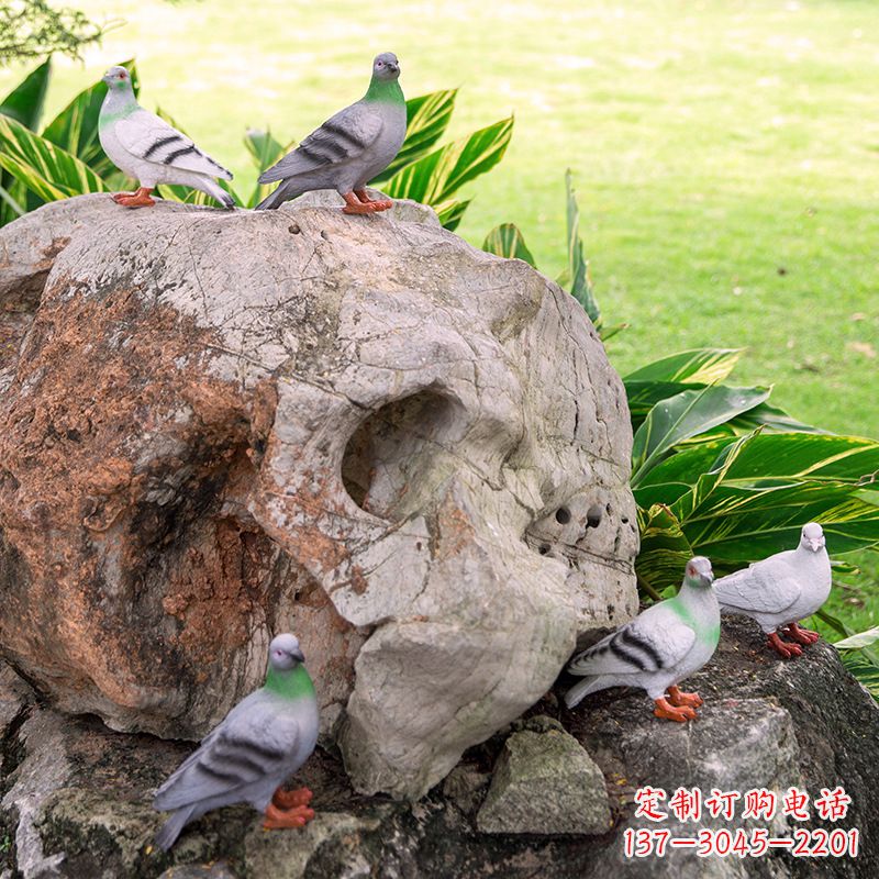 信阳众人托着和平鸽雕塑