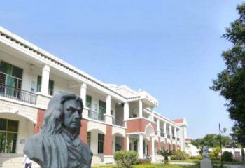 信阳校园名人牛顿石雕头像