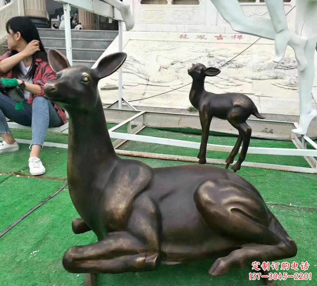 信阳铸铜广场动物鹿雕塑
