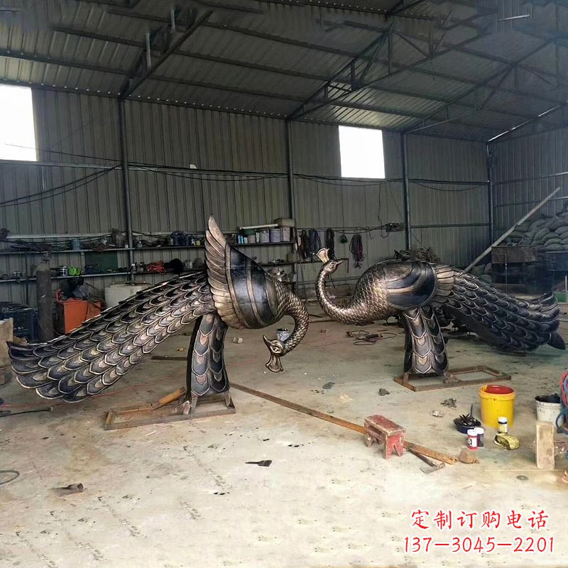 信阳铸铜孔雀雕塑