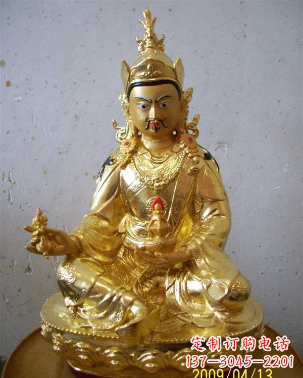 信阳铸铜贴金藏佛莲花生大士雕塑