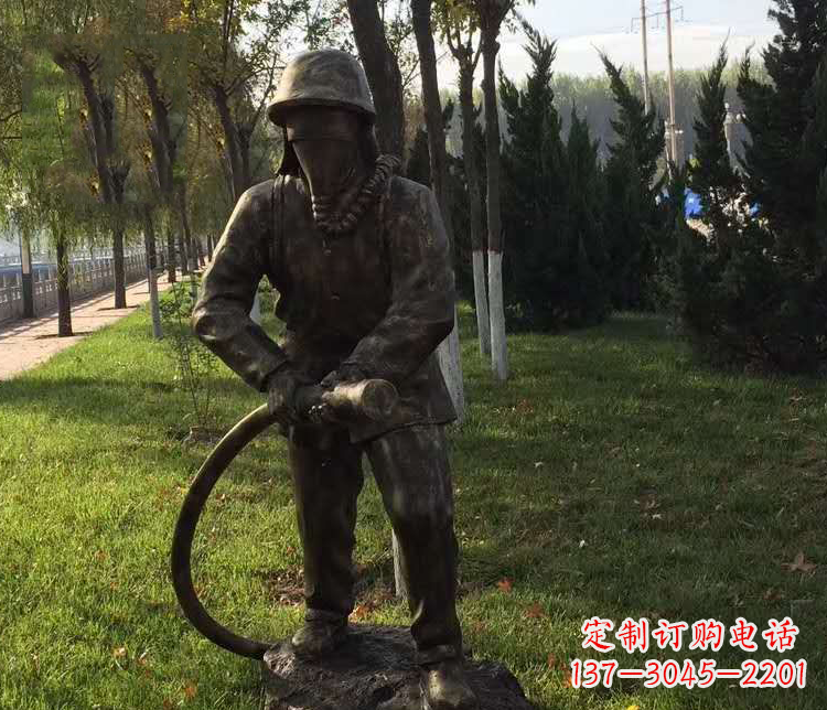 信阳公园灭火的消防员铜雕