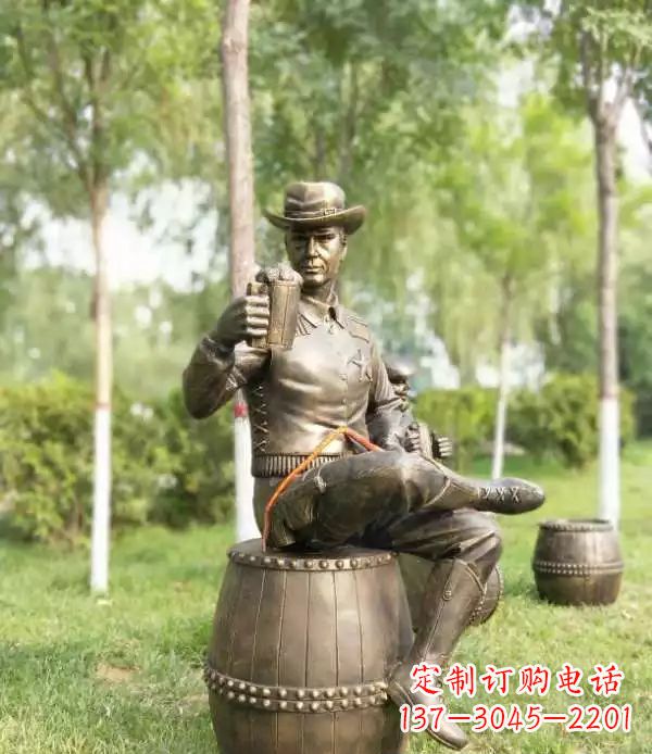 信阳坐酒桶喝啤酒的牛仔铜雕
