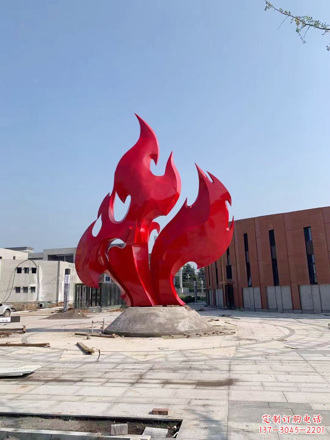 信阳大学操场抽象不锈钢火苗雕塑