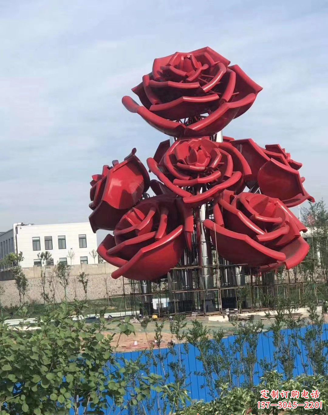 信阳玫瑰花雕塑-广场创意不锈钢红色玫瑰花雕塑